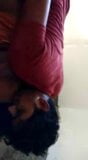 Drie jongens neuken een moeder in haar kamer snapshot 4