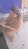 BBW pinay femme prend un bain en plein air snapshot 8