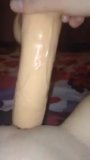 Geile slet neukt zichzelf met haar favoriete dildo snapshot 2