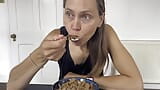 Me encanta un buen bocado. Boca comiendo fetiche 2 snapshot 1