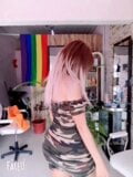 Transexual en una tienda vestida impresionante con su gran cuerpo snapshot 13