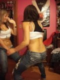 Meninas dançando de jeans snapshot 9
