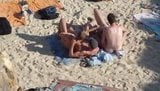 Grupo de caras fazendo sexo na praia snapshot 8