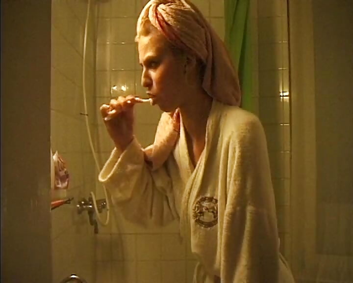 Sabina, egy szőke tinédzser első pornó castingja, aki alig várja, hogy