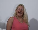 Milf pervertida ao lado com peitos grandes se exibe se masturbando com um brinquedo sexual snapshot 2