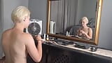 Bledá malá prsa Bob sestříhaná blondýna dělá make-up před zrcadlem snapshot 3