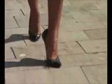 Tacones de 7 pulgadas caminando en la calle snapshot 8