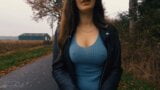 Boobwalk: veste en cuir, pull bleu, jean, attrapé snapshot 11