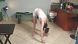 Tengere slet doet yoga en pist dan solo in haar mond snapshot 1