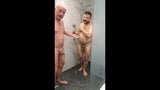 Opa en papa spelen onder de douche snapshot 12