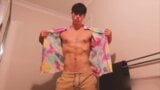 Twink musculoso masturba su polla dura snapshot 2