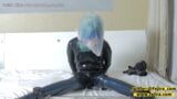 Fejira com-latexklädd tjej själv bondage orgasm snapshot 3