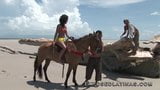 Tesão de latina recebe uma dupla penetração na praia snapshot 5