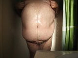 Pria gemuk sedang mandi snapshot 13