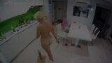 La milf rubia tatuada de pelo corto tiene sexo hardcore en la cocina snapshot 1