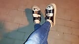 Crossdressing - sandalias de plataforma con jeans flacos snapshot 5