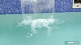 Tiempo de juego junto a la piscina con Lena Lewis snapshot 1