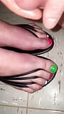 Los lindos pies de mi esposa en la sandalia sexy snapshot 7