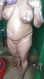 Sruti bhabi prend un bain et montre son gros cul et sa chatte snapshot 5