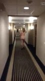 Camminando nuda nel corridoio dell'hotel snapshot 2