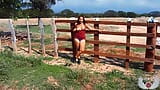 Sexo y exhibicionismo al aire libre. Madura colombiana se exhibe por la carretera y tiene sexo en publico snapshot 1