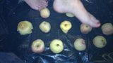 Дама сексуально раздавила яблоки. snapshot 1