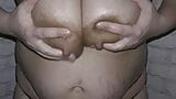 Hotwife leitoso mari começa a ordenhar seus enormes peitos lactantes em um close-up bem na frente do seu rosto! snapshot 14