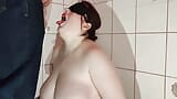 La schiava in bagno con grandi mammelle serve agli uomini come un bagno vivente snapshot 13