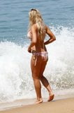 Chloe Meadows - bikini op een strand in Portugal snapshot 10