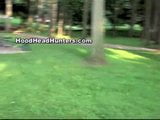 Gołe nagie hebanowe cycki w parku. snapshot 1