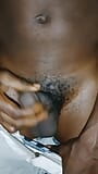Zwarte Nigeriaanse man wordt geil en trekt 's ochtends af. snapshot 1
