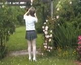 イギリス・サラ、庭で楽しむ snapshot 3