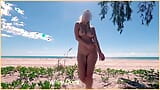 Moglie Balla NUDA su una spiaggia PUBBLICA snapshot 4