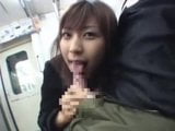 Blowjob gadis Jepang di kereta snapshot 2