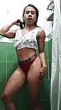 Masturbation sous la douche, fisting toute seule dans la culotte de la maison, rouge coquine snapshot 2