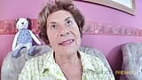 Abuela cachonda digitación y frotando su coño peludo - parte 1 snapshot 2