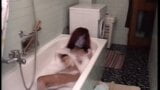 Eine versaute italienische Hausfrau masturbiert in einem Amateur-Video mit Spielzeug und dann einem Schwanz im Badezimmer snapshot 2