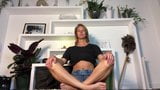 Pr. красотка милфа на ступнях для йоги snapshot 6