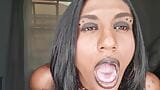 インド人痴女が汚い話をしながら遊んで、舌と柔らかい唇を見せつける snapshot 19