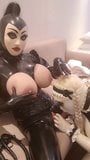 Sissy rubbermaid zuigt voor het eerst de pik van de meesteres snapshot 1