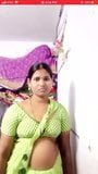 Tamilisches heißes Familienmädchen-Striptease-Video snapshot 4