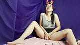 Супер сексуальна мила азіатська дівчина показує своє тіло і грає зі своїм вібратором snapshot 15