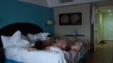 Ein Mann filmt, wie er seine Frau in einem Hotelzimmer fickt. Privates Video snapshot 20