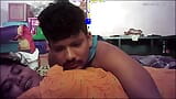 India ama de casa del pueblo besándose y jugando con tetas snapshot 3