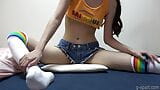 Menina japonesa em shorts jeans apertados e lábios de buceta com pé de camelo snapshot 10