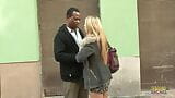 Cewek pirang memesona bercinta dengan orang asing kulit hitam di snapshot 2