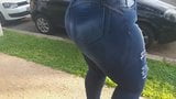 Ragazza brasiliana in jeans attillati e tacchi alti 7 snapshot 2