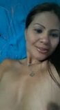 Une MILF philippine avec de jolis petits seins montre sa chatte snapshot 2