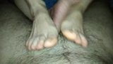 Explosion de plaisir avec les pieds d&#39;Evelina. super éjaculation snapshot 5