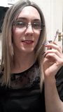 Blonde Sissy raucht snapshot 7